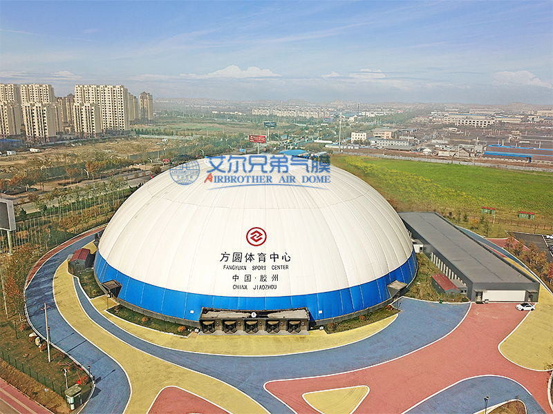 充氣膜結構建筑并不是一直充氣的，它是一種節(jié)能環(huán)保型建筑