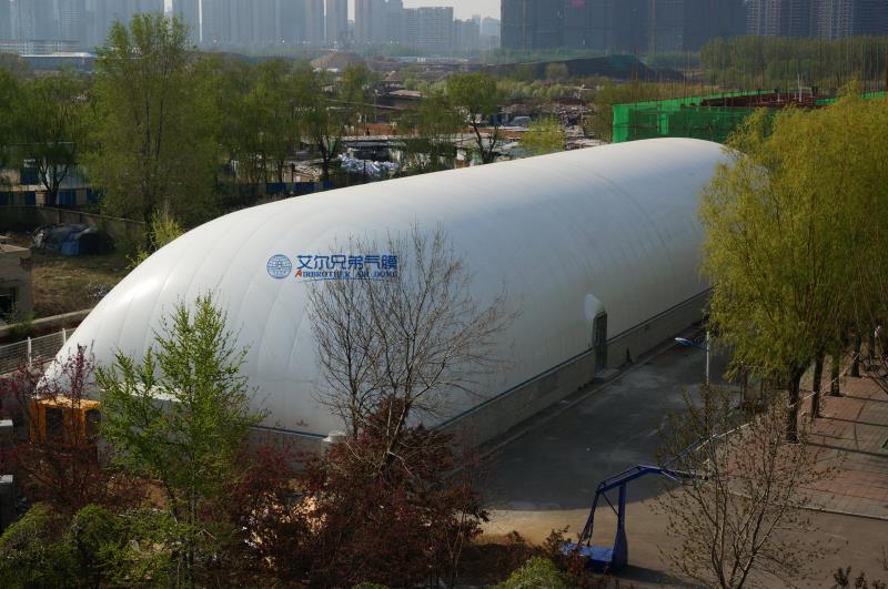 氣模結構是沒有任何支撐物，完全靠內(nèi)外氣壓差撐起的一種建筑