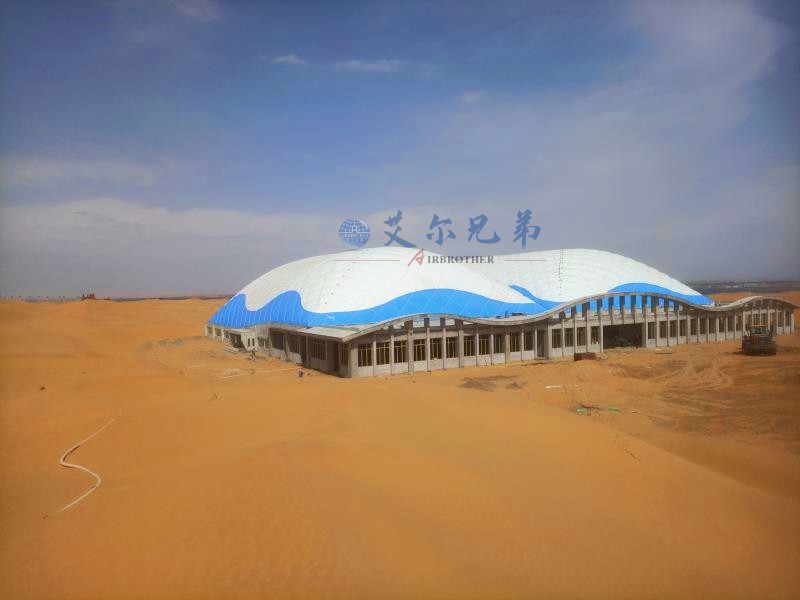 氣膜足球館解決了傳統(tǒng)足球場館空間受限、建設(shè)成本高問題